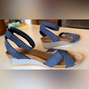Naot Wedge Sandal Navy Blue & Silver Suede Platform Wedge size 8